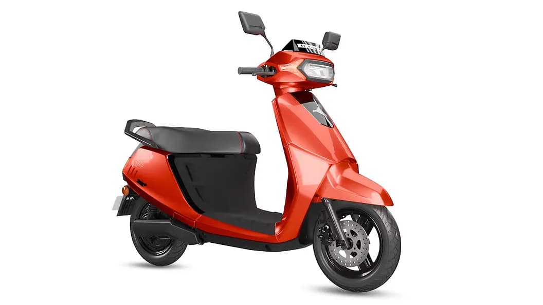 Kinetic DX Standard 2.6 kWh electric scooter exterior, front three-quarter view.