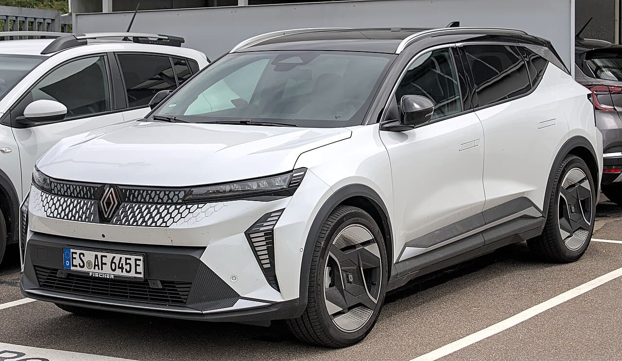 Front three-quarter view of a Renault Scenic E-Tech.