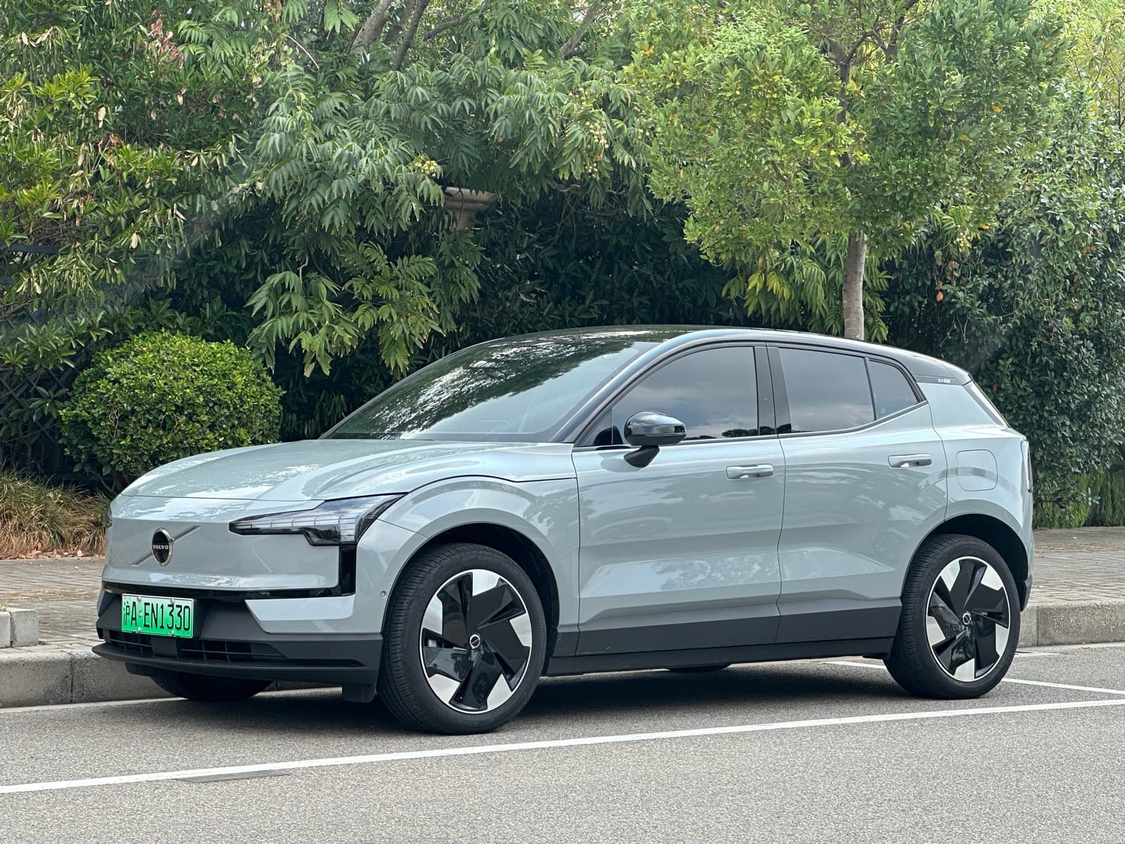 Volvo EX30 Single Motor Extended Range electric compact SUV exterior, front three-quarter view.